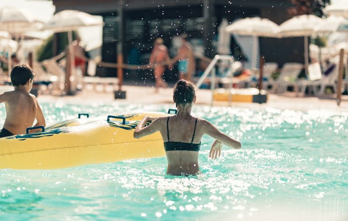 妹に借りたビキニでプールデートへ