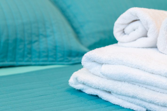 潜水しながらプールサイドへ避難