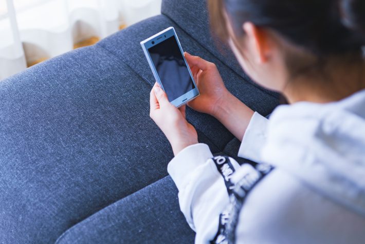 子どもたちを洗脳して性的画像を送らせる大人たち