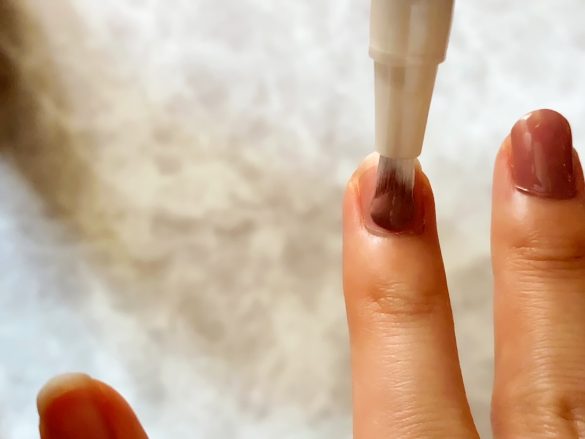 筆にネイルカラーをまんべんなく馴染ませて、いざ爪に