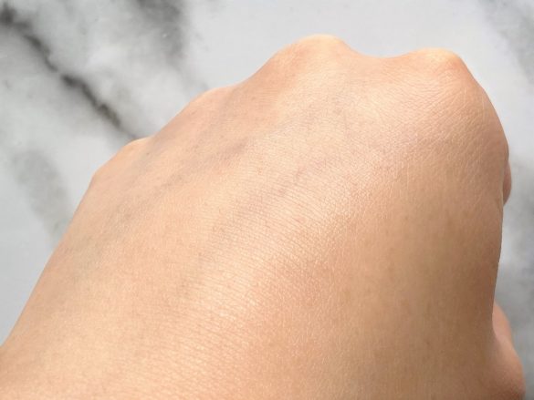 肌にフィットしたあとスーッと馴染むのが特徴