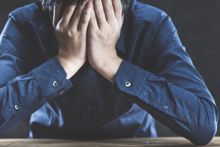 ショック　落ち込む男性