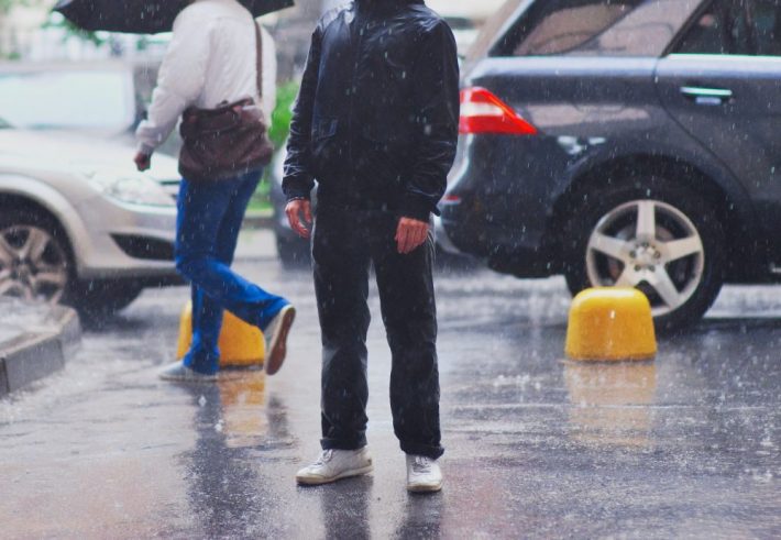 男性　雨　カジュアル　ラフ