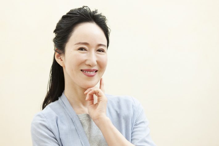笑顔のミドル女性　美魔女