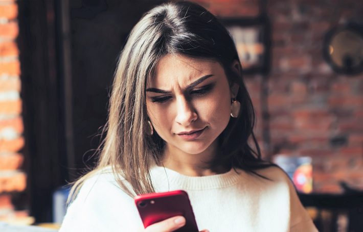 女性　スマホ　不機嫌　怒る