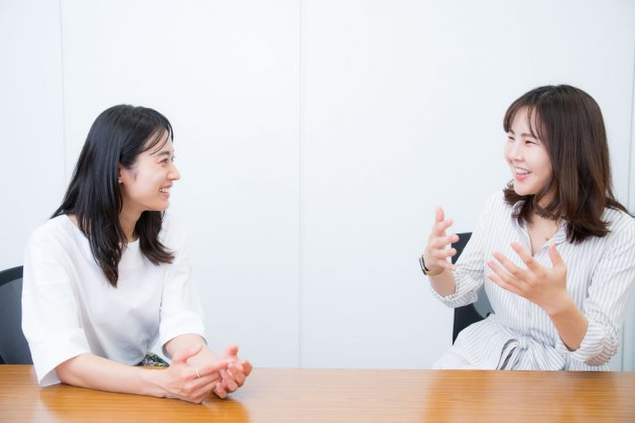 牧野紗弥さん（左）と筆者（右）