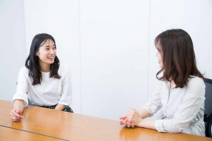 牧野紗弥さん（左）と筆者（右）