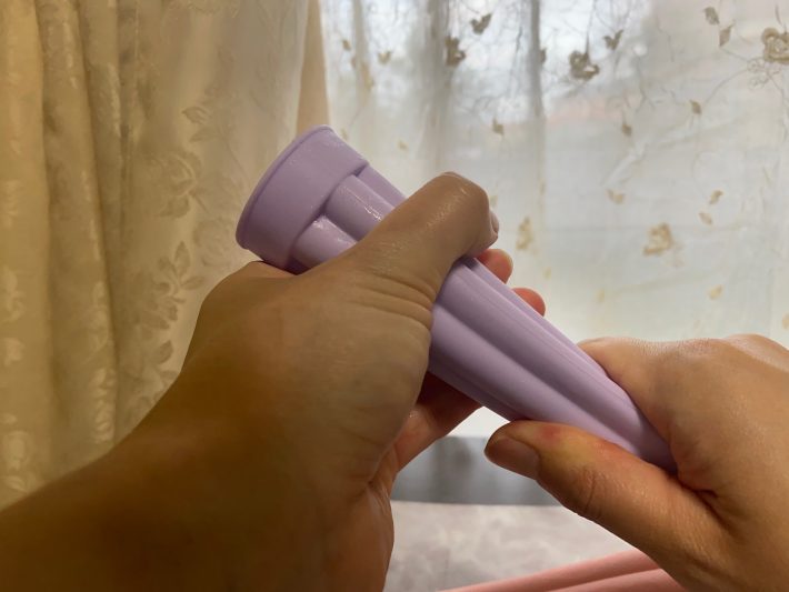 手で容器を軽くひねる