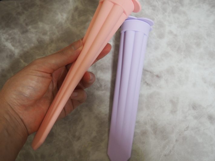 下のほうが平らになっているので容量は50mlほど