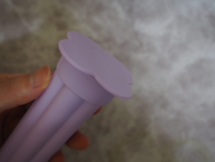 フタの部分を下にしたり、容器を横にしないで