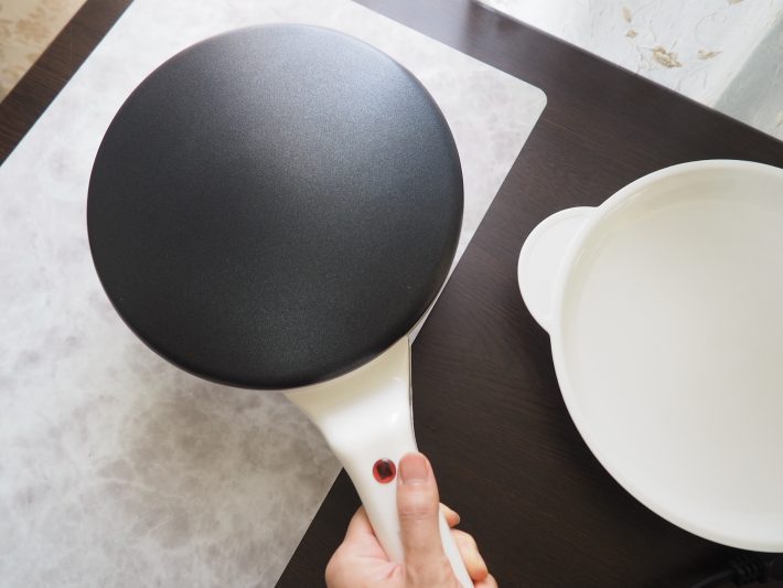 プレートを生地にドボン！「ハンディクレープメーカー」