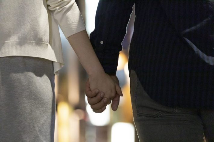 不倫カップル　手つなぎデート
