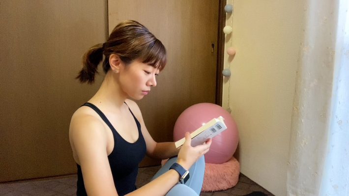 読書中の写真を撮ってみたらストレートネックになっていた