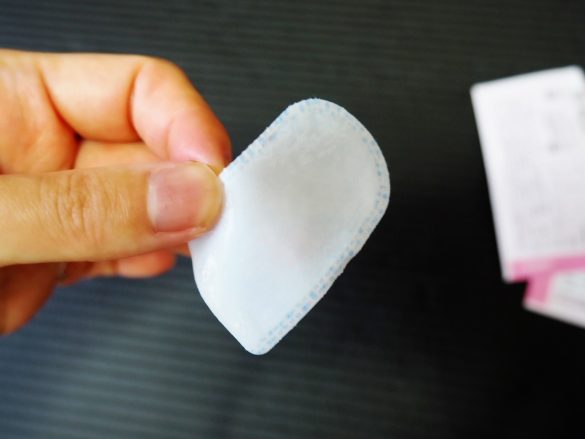 人差し指にパッドを装着1