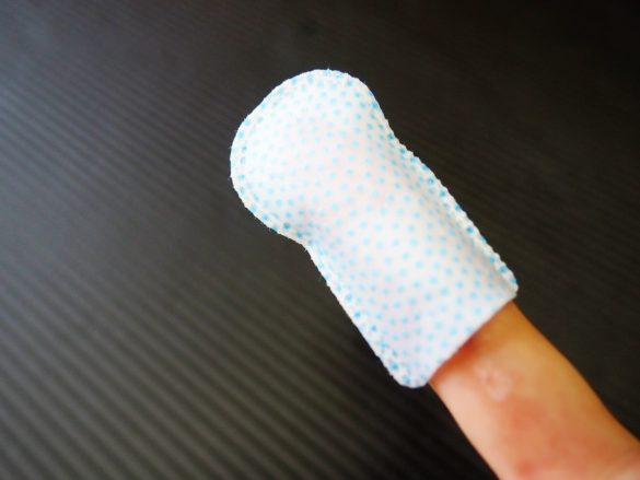 人差し指にパッドを装着2