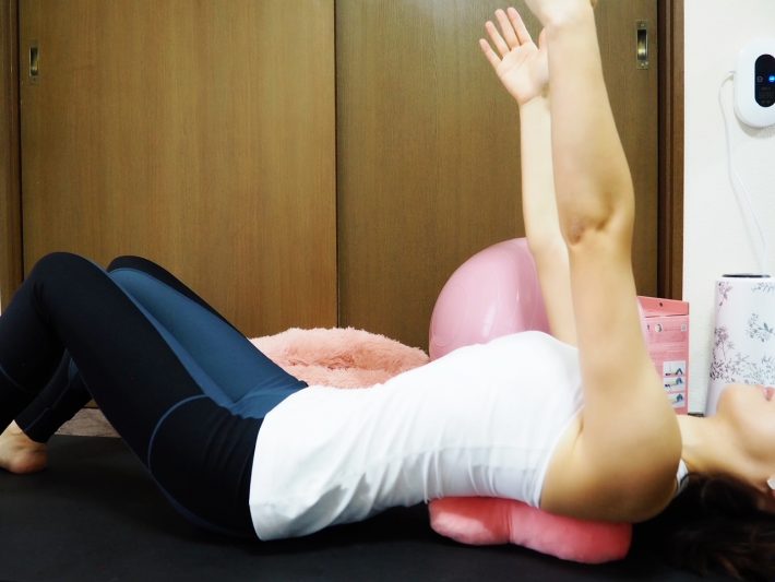 両膝を立てて前に習え