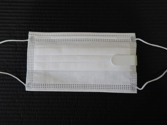 クリップ部分が見えるだけなので、さほど目立たないのではないでしょうか