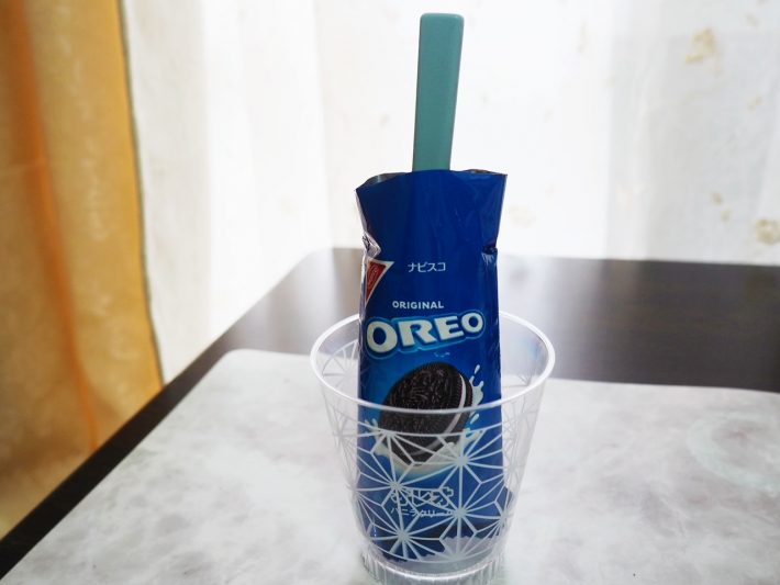 アイスの棒になるような長いものを刺したら、そのまま冷凍庫へ