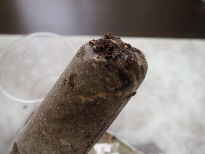 クッキーが生クリームや牛乳を吸ってややしっとり