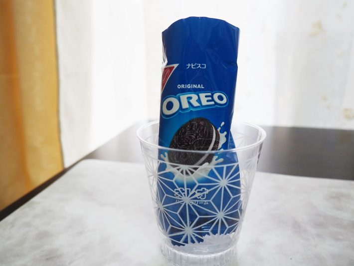 コップの中に立てかけます