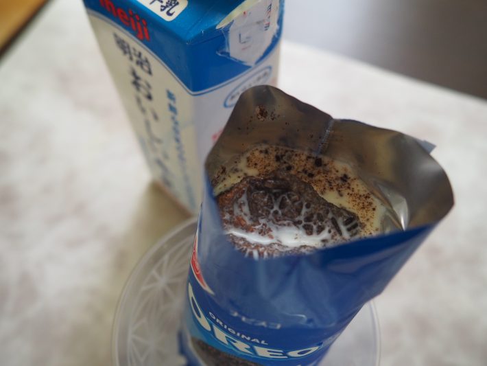 次は牛乳を、オレオが浸るくらいまで注ぐ