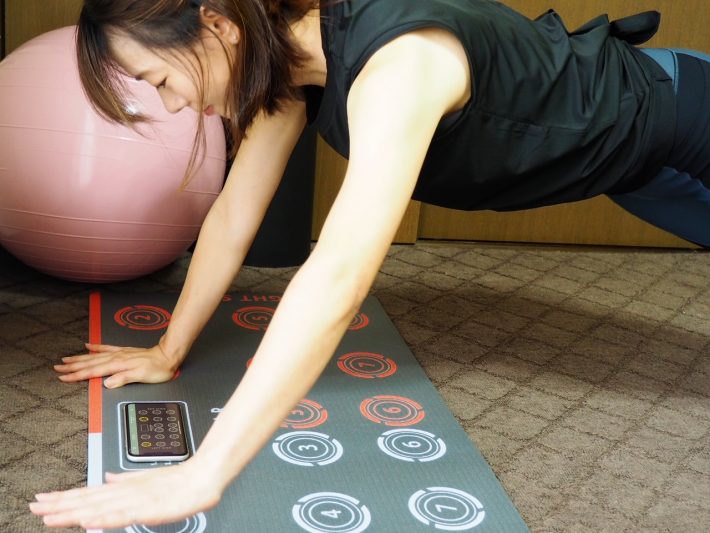 きついプランクをゲーム感覚で楽しむ専用マットが優秀！ヨガ講師もハマった