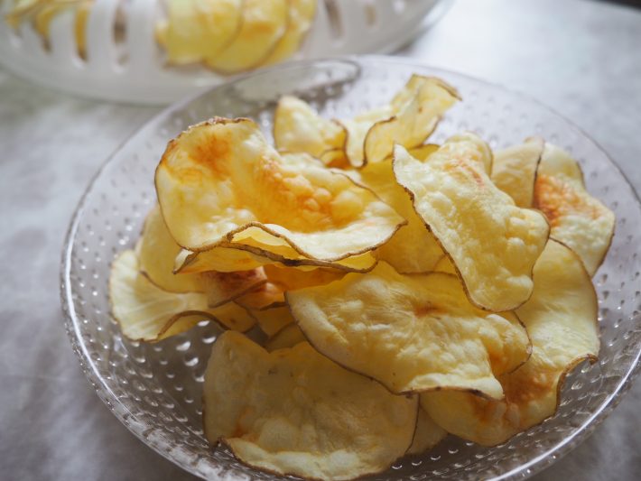 ダイソーの「電子レンジチップスメーカー」が最強！パリパリのポテチが作れた