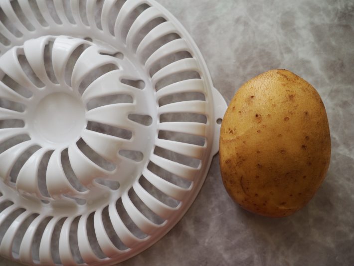 150gの大きめのじゃがいもを皮付きのまま丸ごと1個