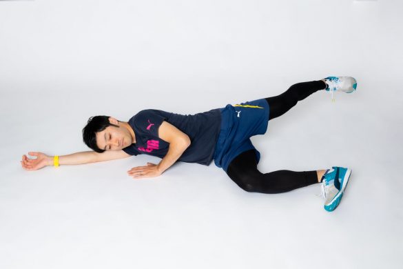 ③お尻より後ろで脚を上げていきます。この時、お尻が絶対に後ろに傾かないように気をつけましょう。