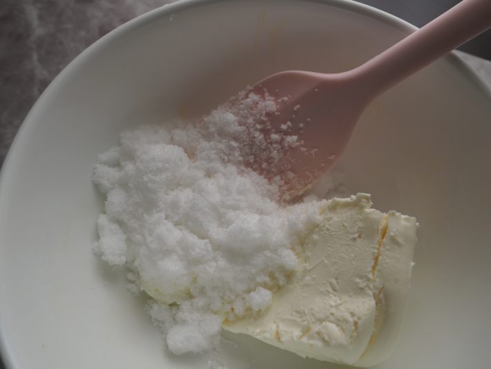（1）クリームチーズと砂糖をもったりするまで混ぜ合わせる。