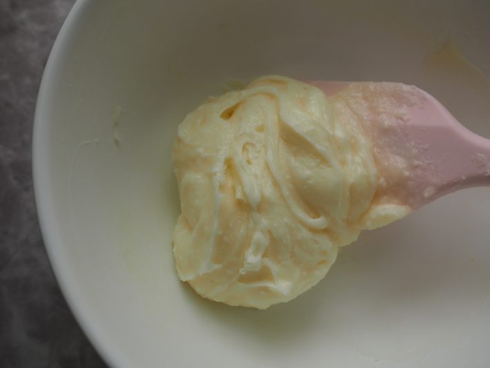 砂糖のザラザラ感を感じなくなるくらいまで混ぜます。