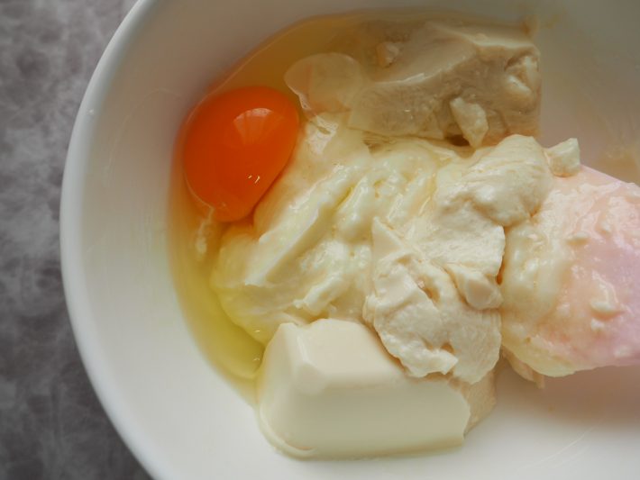 （2） （1）に絹ごし豆腐、卵を加えてさらに混ぜる。