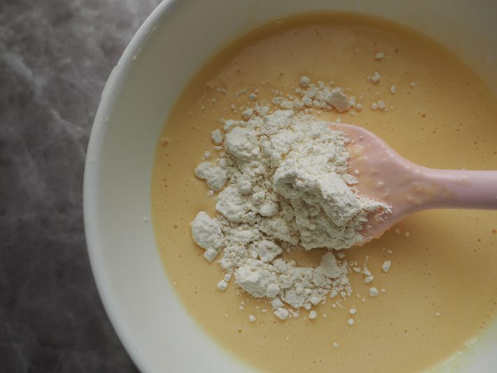 （2）にレモン汁、薄力粉を加えて滑らかになるまで混ぜる