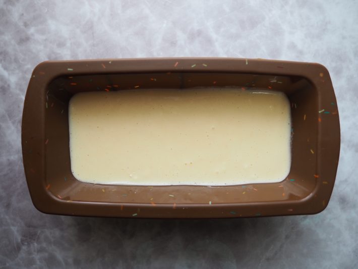 生地を電子レンジ対応の耐熱容器に流し入れる