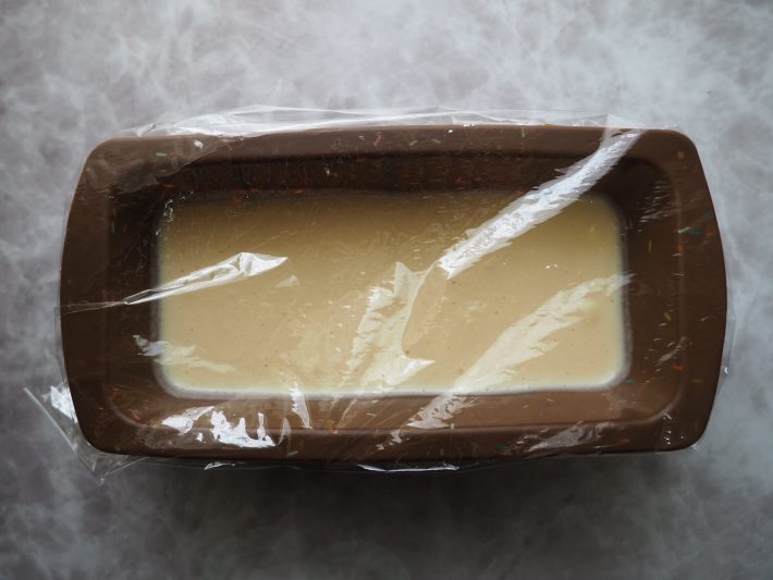 （4）ラップをかけ、500Wに設定した電子レンジで3分加熱