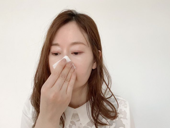 小鼻周辺は小さく折りたたんで拭く