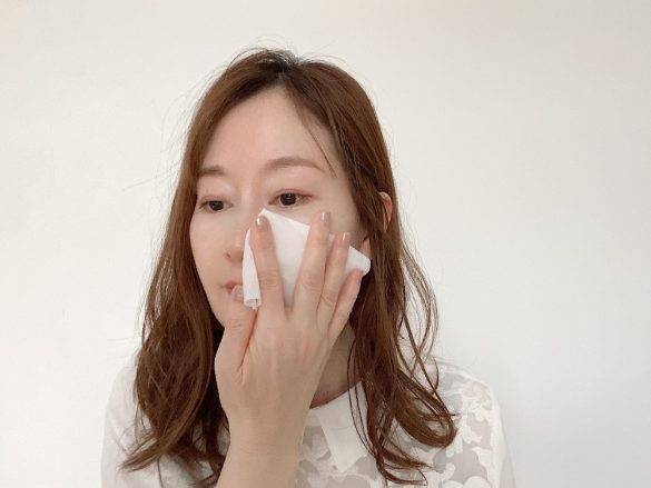 頬やおでこはそっと優しく押さえ拭き