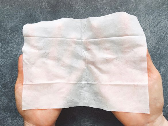 大きめシートでデコルテまで拭けるのはビオレ