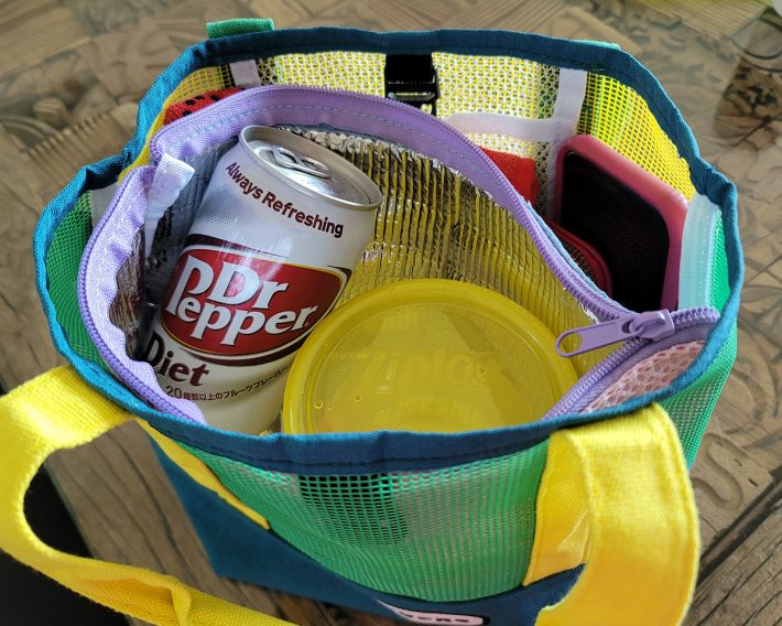 缶やペットボトル飲料、タッパー類もすっぽり入る。高さもあるので使いやすい