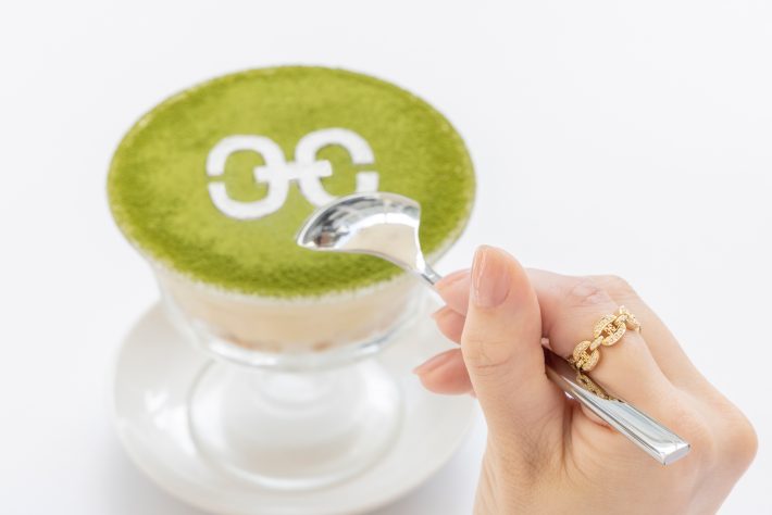 ジュエリーをモチーフにしたティラミス「CHORD LINKS」（1300円）は、ジュエリーを身につけながら堪能できる