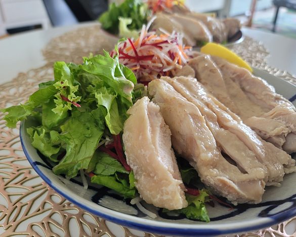 蒸し鶏と一緒に野菜たっぷりサラダランチを作ってみた