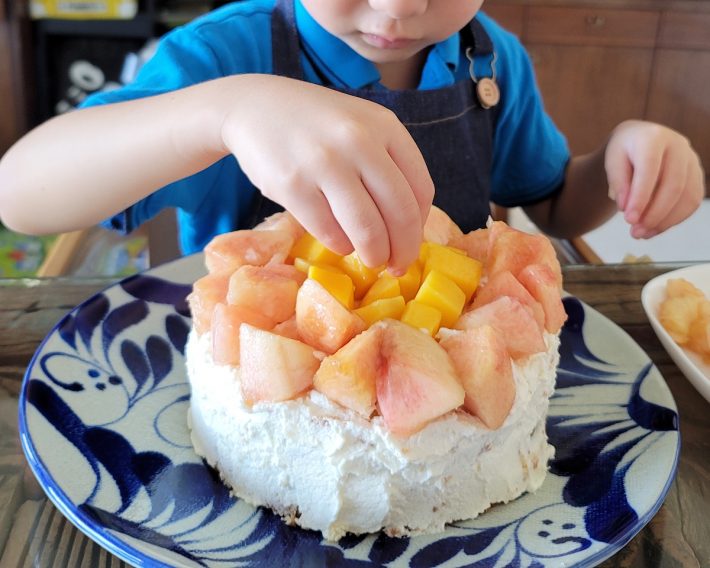 ケーキの飾り付けをする息子