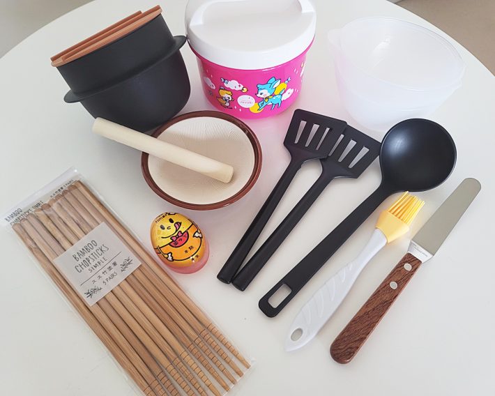 菜箸、ヘラ、ごますり器まで、100円ショップではミニサイズが大充実