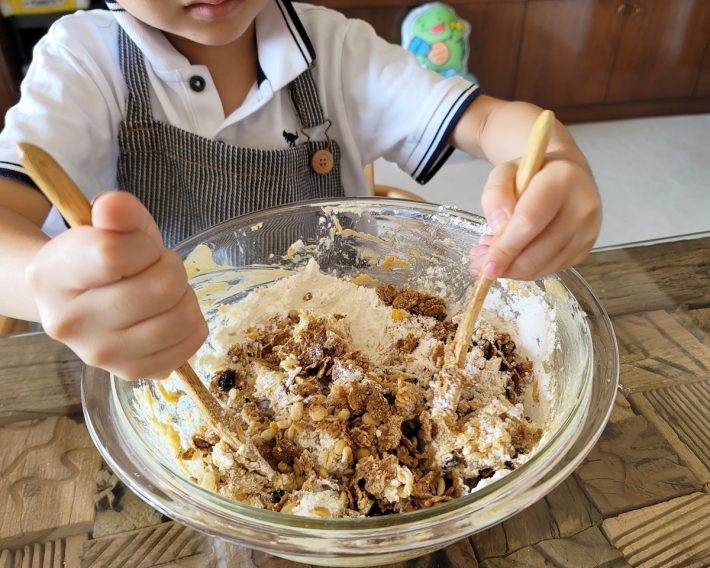 「混ぜる」や「こねる」を楽しみながら実践してみては