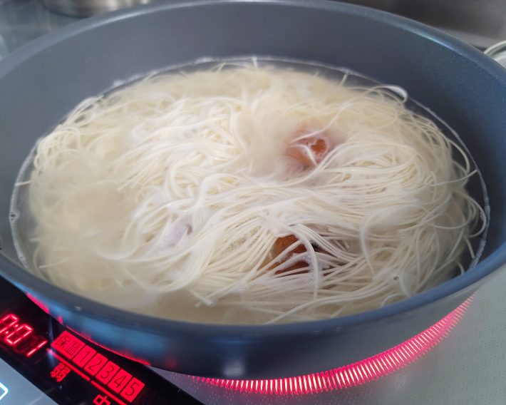 梅干しを加えてゆでるだけで、麺の表面の仕上がりにおいしい変化が生まれる
