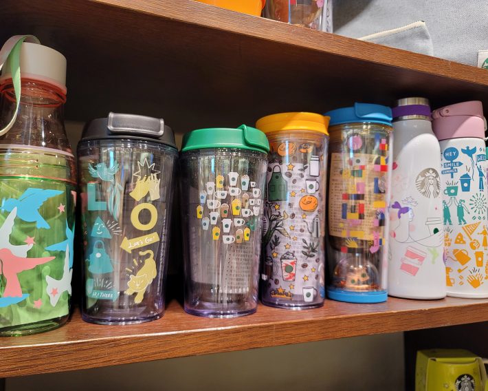 店内には、カラフルでユニークなタンブラー類がズラリと並ぶ