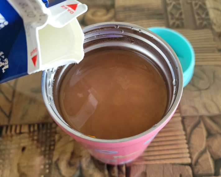 自宅では熱々のミルクティを楽しんでいます