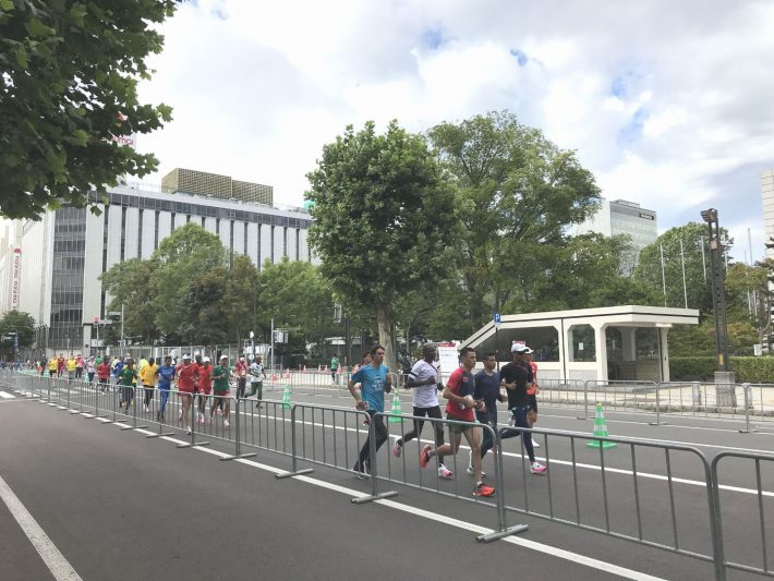 ウォーミングアップ中のランナーたち