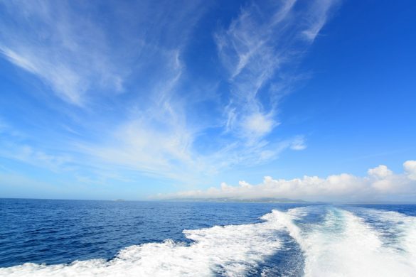 沖縄の青い海と航跡