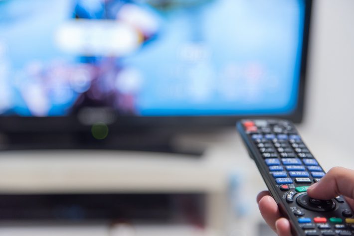 テレビを操作するリモコン